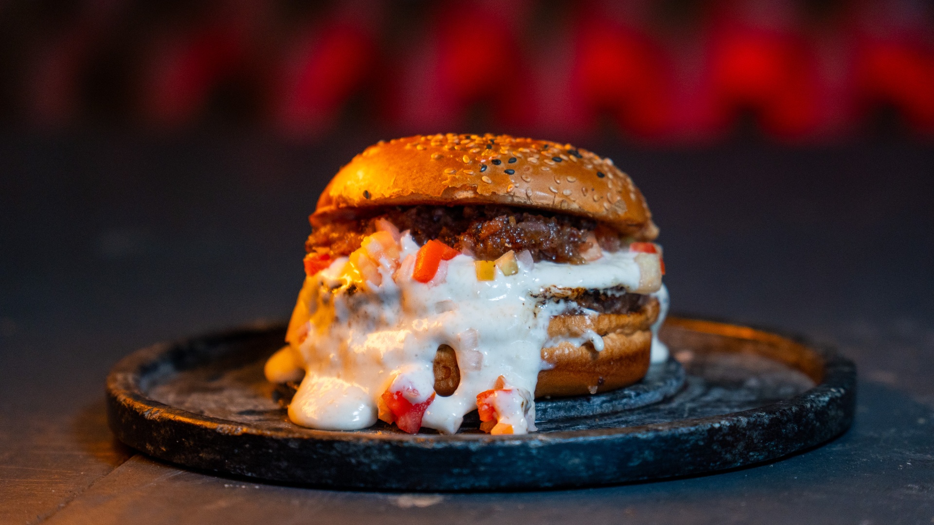 Hambúrguer artesanal com molho cremoso