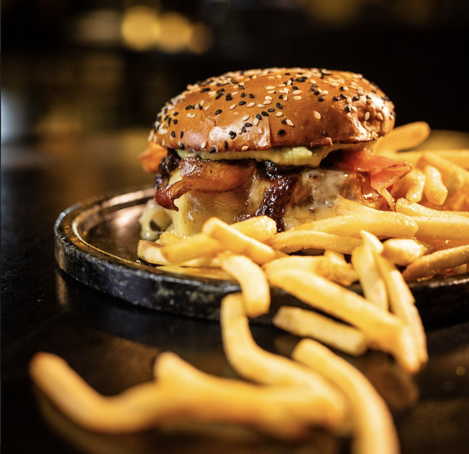 Burguer com bacon e fritas