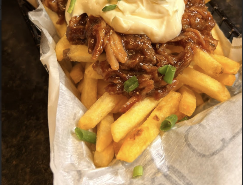 Fritas com carne desfiada e maionese