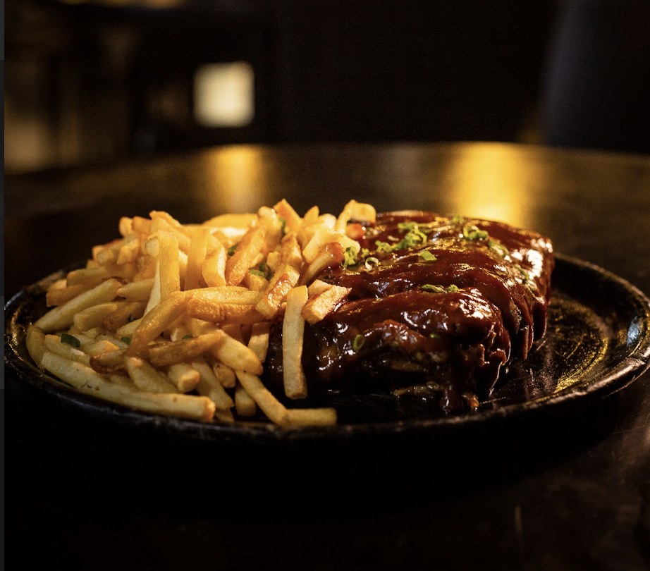 Costela ao molho barbecue com fritas